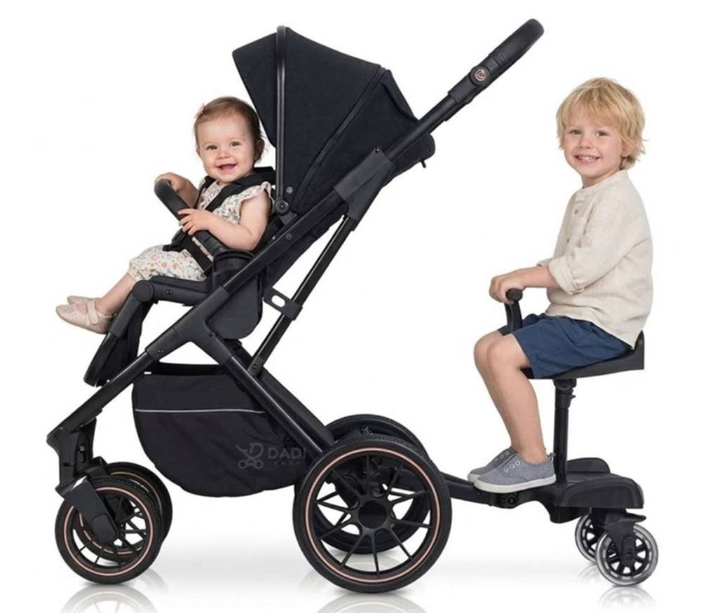 Uniwersalna dostawka z siedziskiem do wózka, na której siedzi uśmiechnięte rodzeństwo – idealne dla drugiego dziecka - dadi-shop